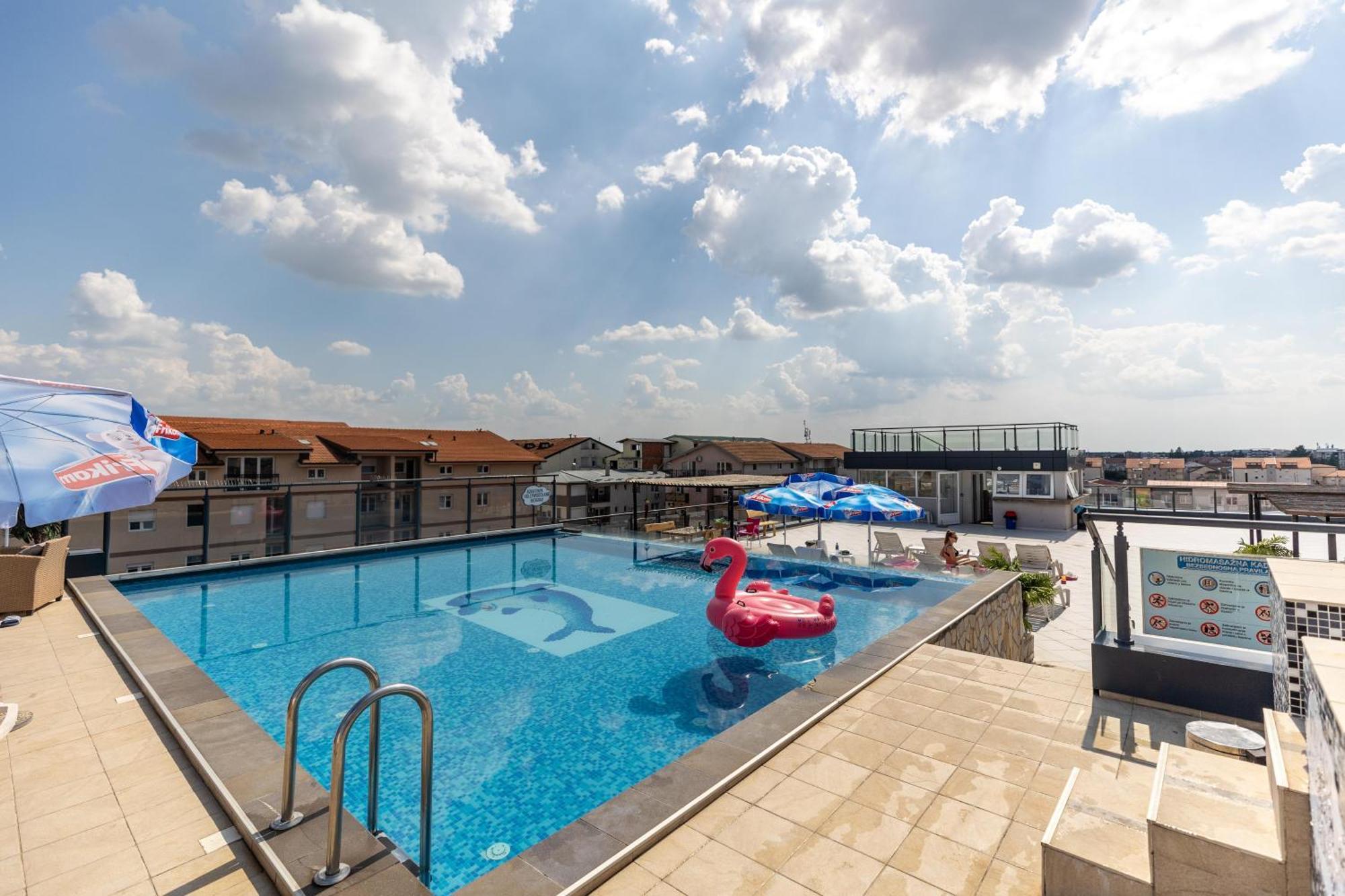Garni Hotel Hollywoodland Wellness & Aquapark Belgrado Exterior foto