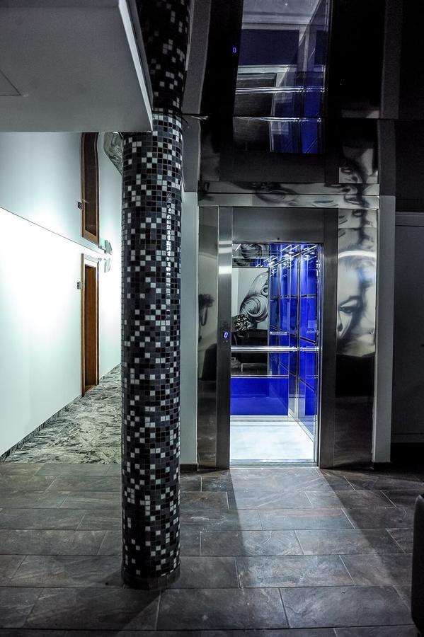 Garni Hotel Hollywoodland Wellness & Aquapark Belgrado Exterior foto