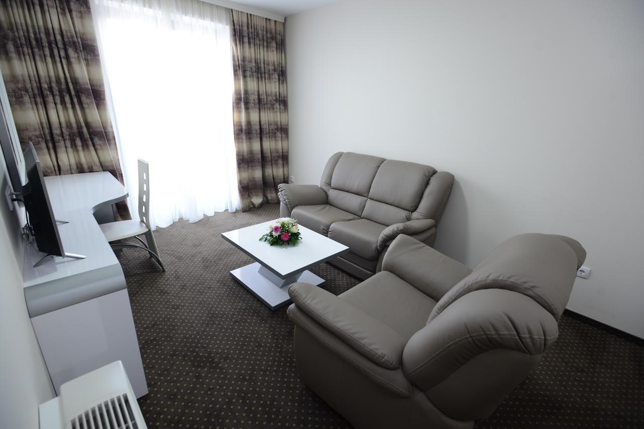 Garni Hotel Hollywoodland Wellness & Aquapark Belgrado Exterior foto