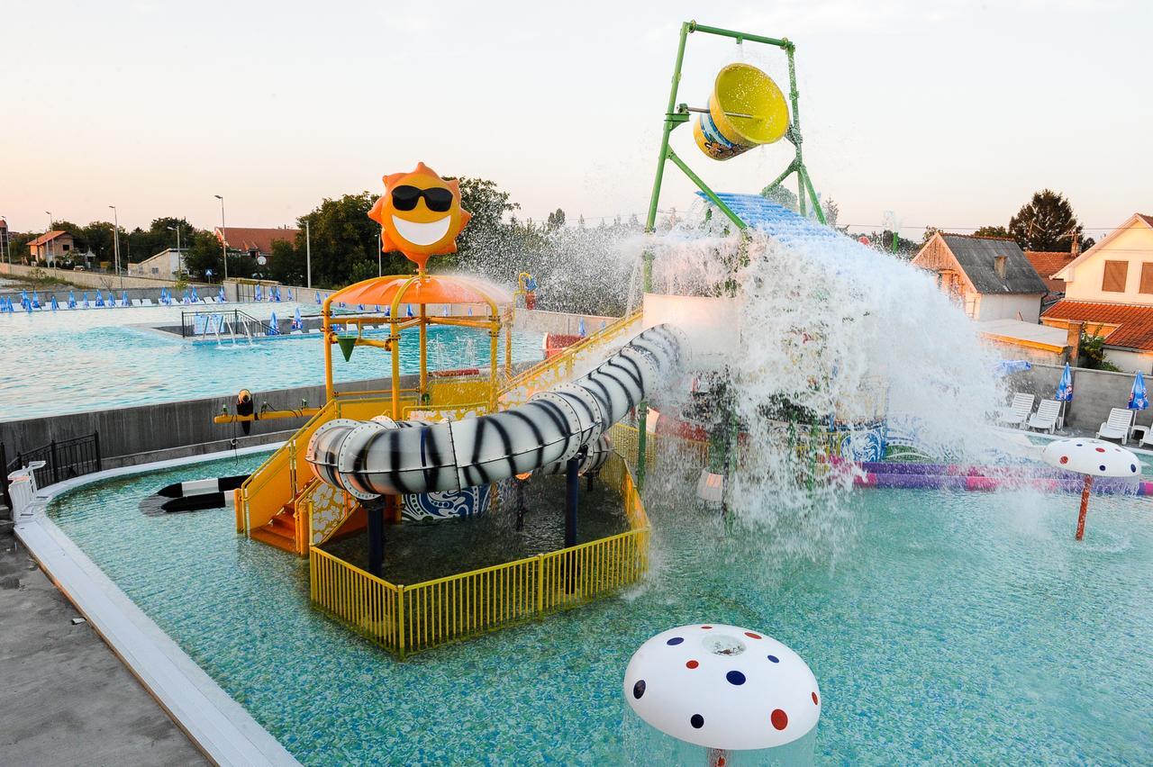 Garni Hotel Hollywoodland Wellness & Aquapark Belgrado Exterior foto