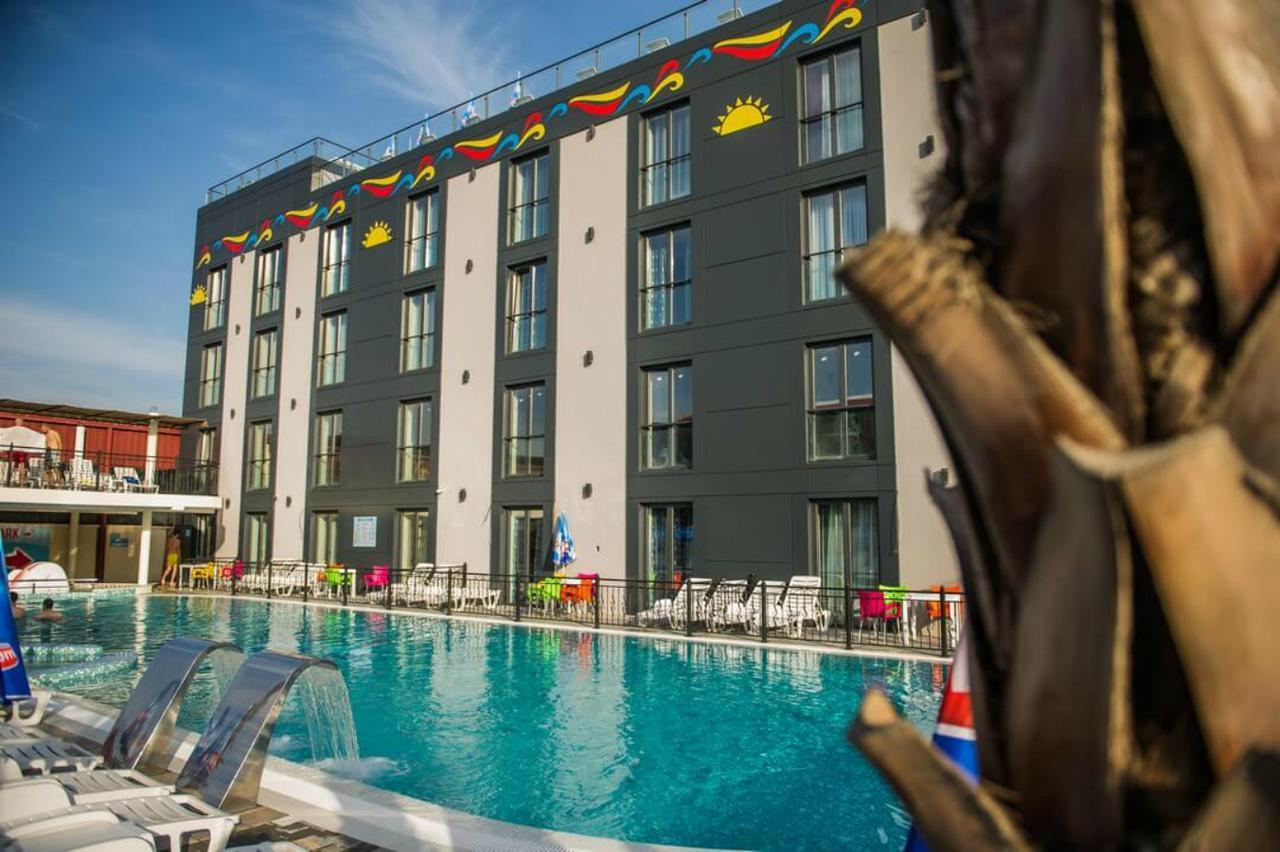 Garni Hotel Hollywoodland Wellness & Aquapark Belgrado Exterior foto